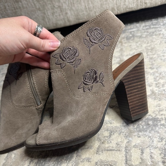 Lucky Brand Listana Boho Embroidered Peep Toe Taupe Heeled Ankle Booties - Picture 9 of 16